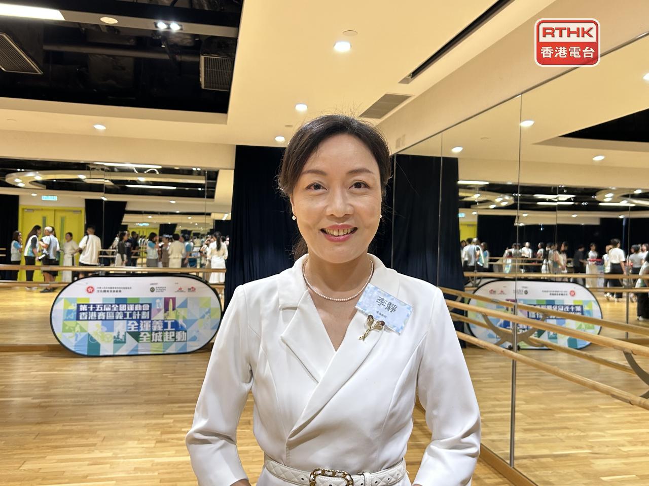 廣東賽區賽會志願服務通用培訓講師李靜說，香港義工背景及基礎不一，需花較多時間進行表情管理訓練，包括學習收緊肌肉，練習標準笑容。（鄧穎琳攝）