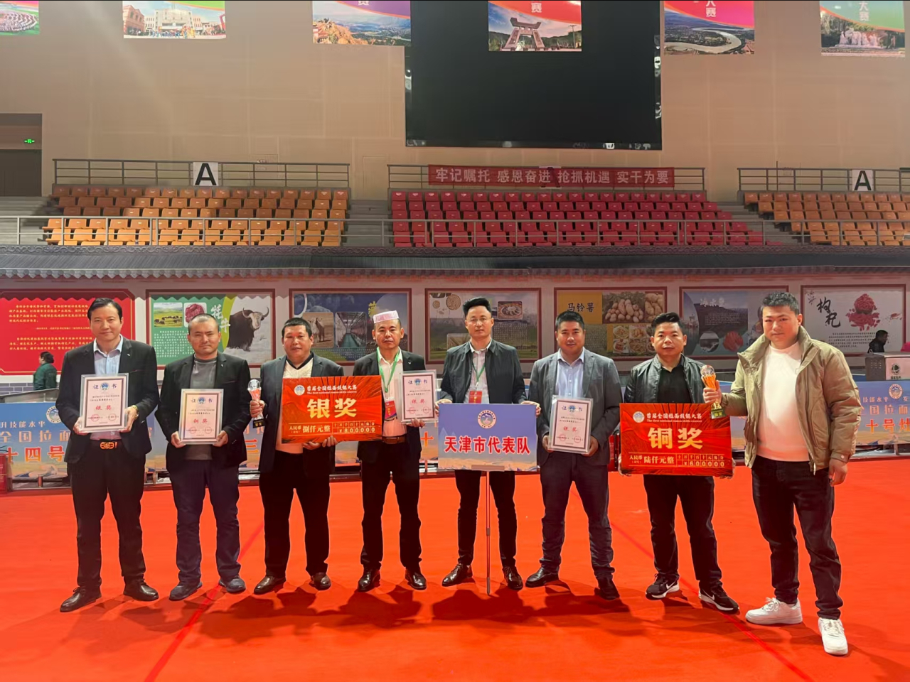 冶麽有來(右四)期望,有關方面讓非戶籍小朋友「就近入學」。(受訪者提供)