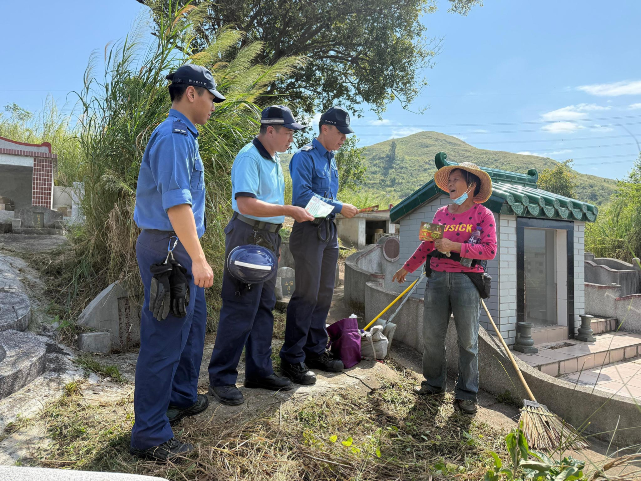 消防人員聯同民安隊隊員於鄉郊地區向市民推廣防火安全教育。(政府新聞處)