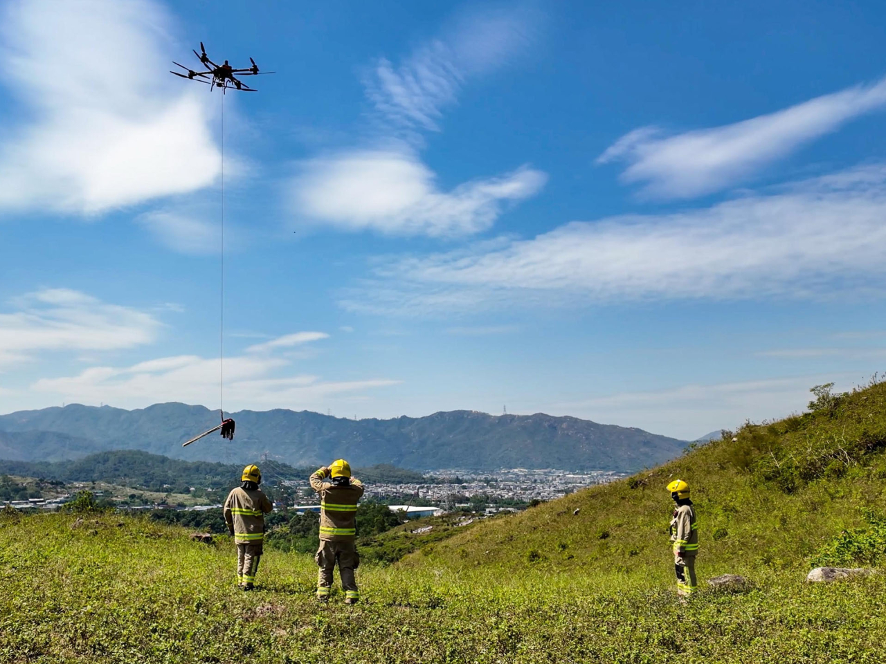 消防處首次應用低空經濟「監管沙盒」項目,運用可負載30公斤的大型無人機運送滅火工具。(政府新聞處)