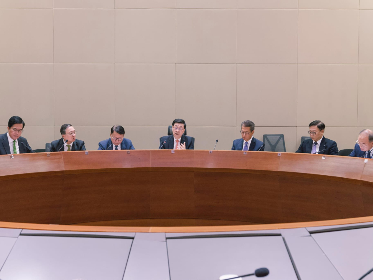 李家超(中)說,學習好貫徹好四中全會精神是重大的政治任務。(李家超社交網站)