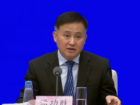 潘功勝稱正研究對於疫情以來違約在一定金額以下，並已歸還貸款的個人違約信息不會在徵信系統中展示。（央視截圖）