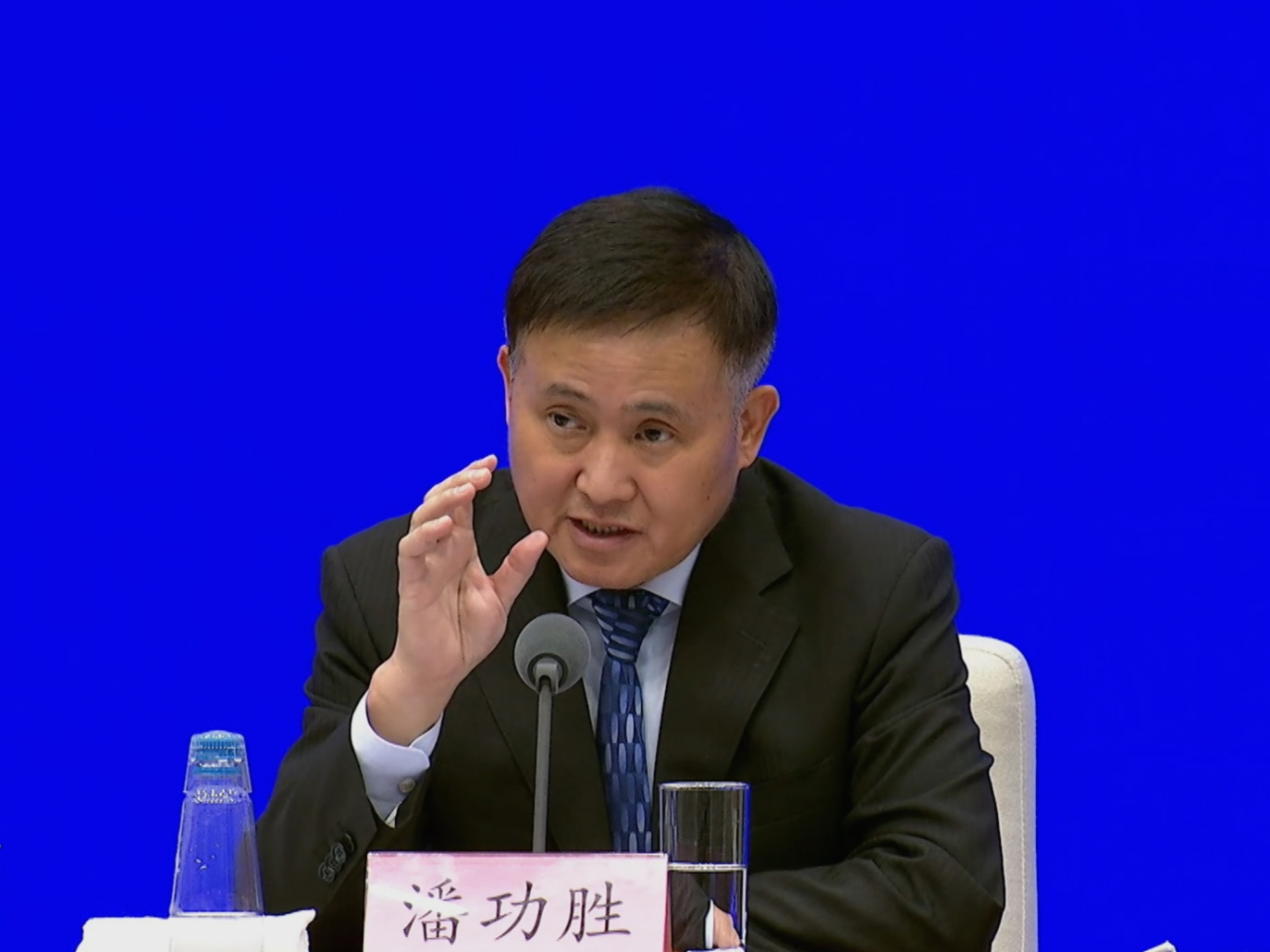 潘功勝稱人行將持續打擊數字貨幣炒作，維護金融秩序。（央視資料圖片）