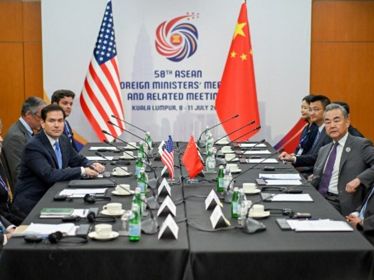 王毅與魯比奧通電話。圖為兩人今年7月在吉隆坡會談。(法新社資料圖片)