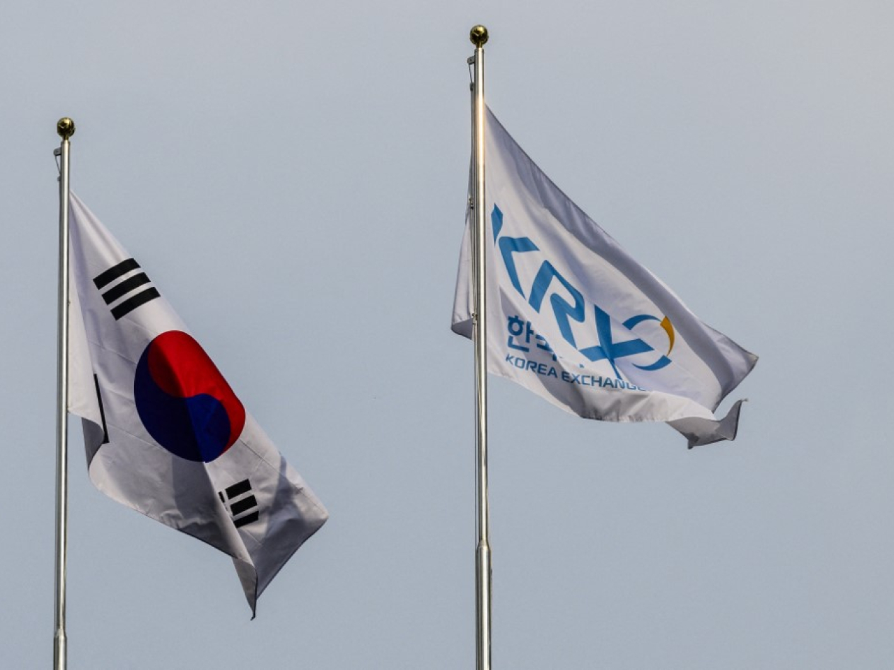 首爾綜合指數初段回落至4000點以下，較早時報3988點，跌幅1.35%。（法新社資料圖片）