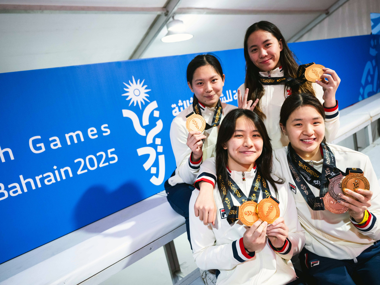 李芯瑤與隊友林韵晴、馬紫玲和文薈喬，在女子4x100米自由泳接力項目奪得港隊第二金。（港協暨奧委會提供）