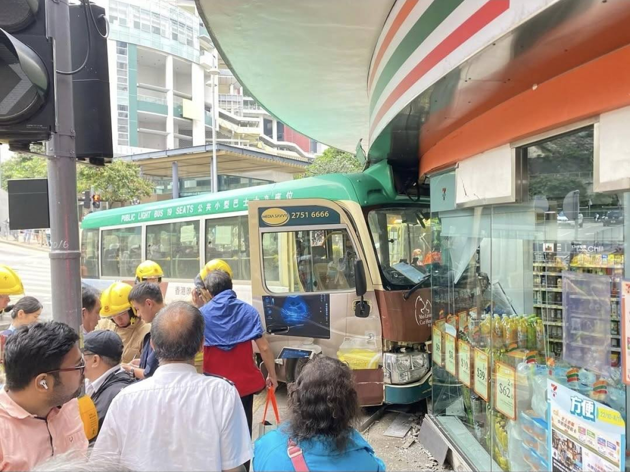 堅尼地城發生交通意外，一輛專線小巴懷疑失控，剷上行人路，撞向一間便利店。（網上圖片）