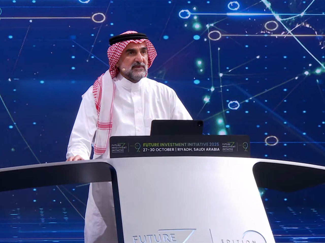 魯梅延表示，沙特「2030願景」啟動9年以來成果豐碩，帶來新城市、新產業、新生態系統及供應鏈。（直播截圖）