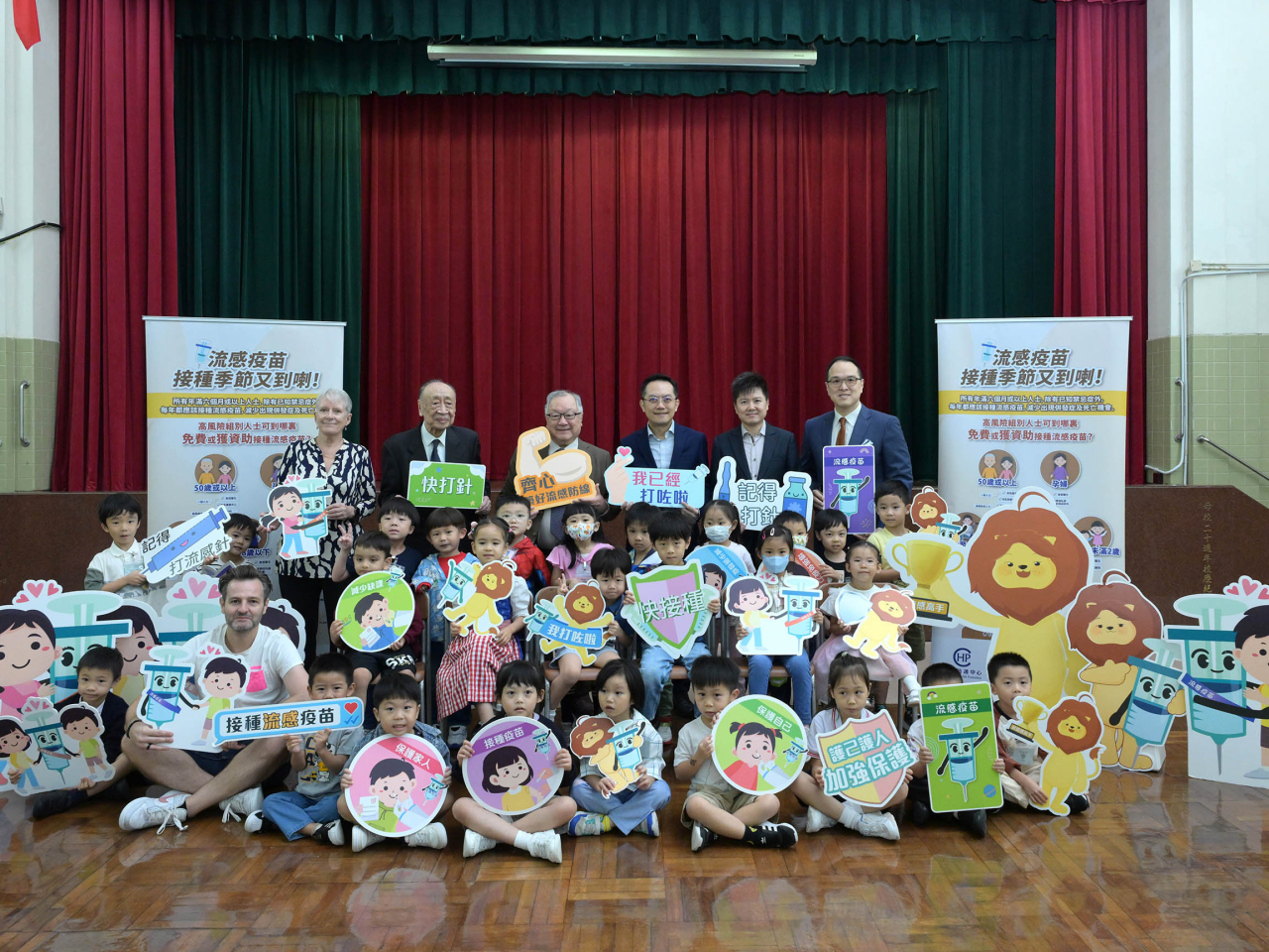 林文健上午到北角蘇浙小學(國際部),視察季節性流感疫苗學校外展接種的安排。(政府新聞處)