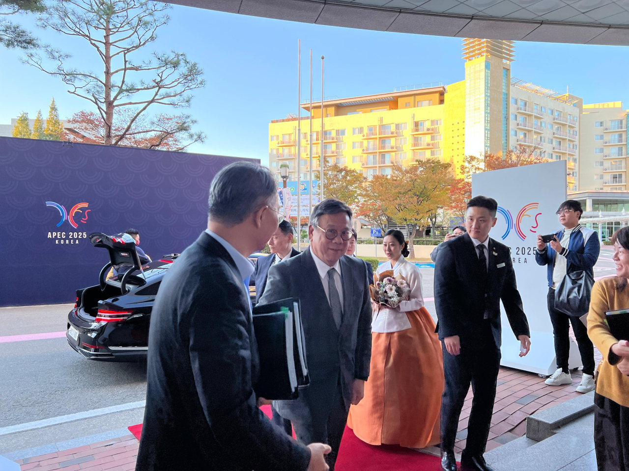 丘應樺抵達南韓慶州，準備出席亞太經合組織的部長級會議。