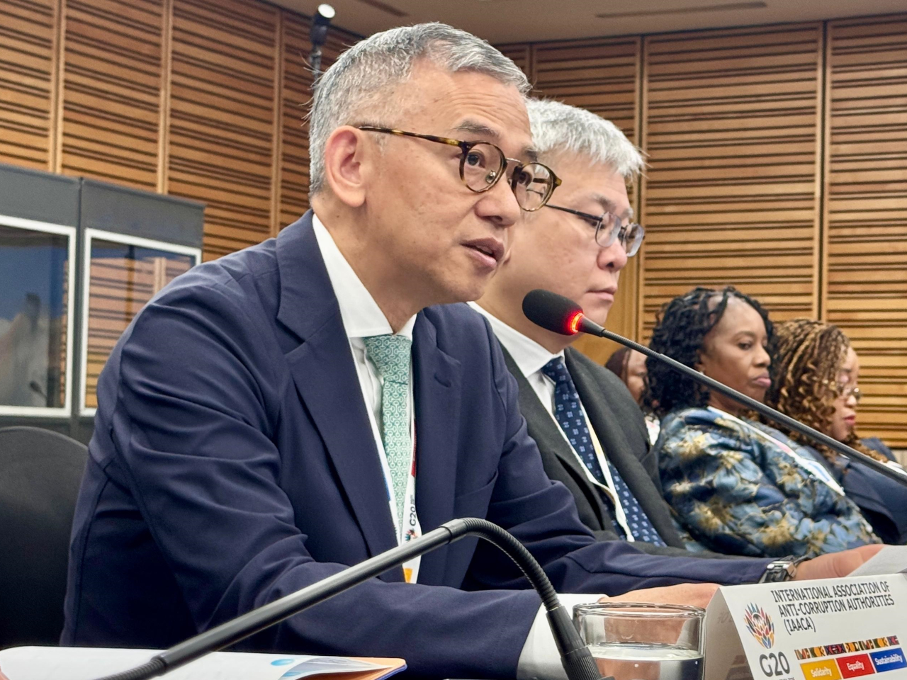 胡英明以國際反貪局聯合會主席身分，率領廉署人員首次出席在南非舉行的二十國集團反腐敗工作小組會議。（廉署網頁）