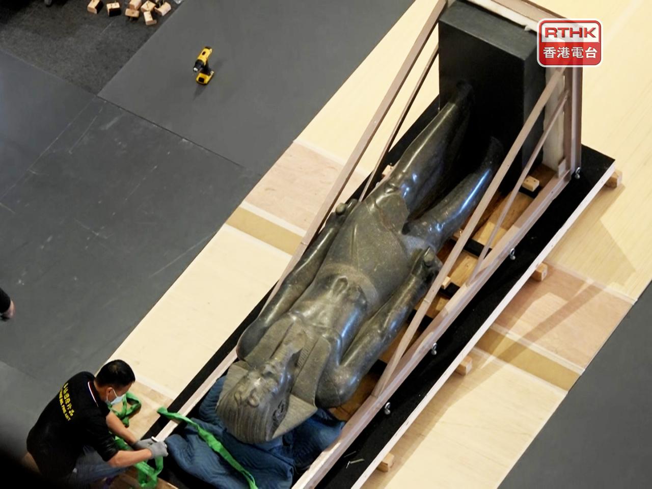 今日開箱的巨像展品包括第19王朝的法老麥倫普塔邁步像,高約2.4米、重逾1700公斤。(廖漢榮攝)