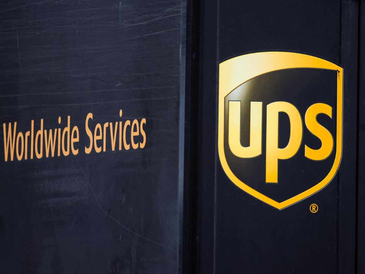 聯合包裹上季經調整每股盈利1.74美元,收入跌約4%至214.2億美元,兩者都高過預期。(法新社資料圖片)
