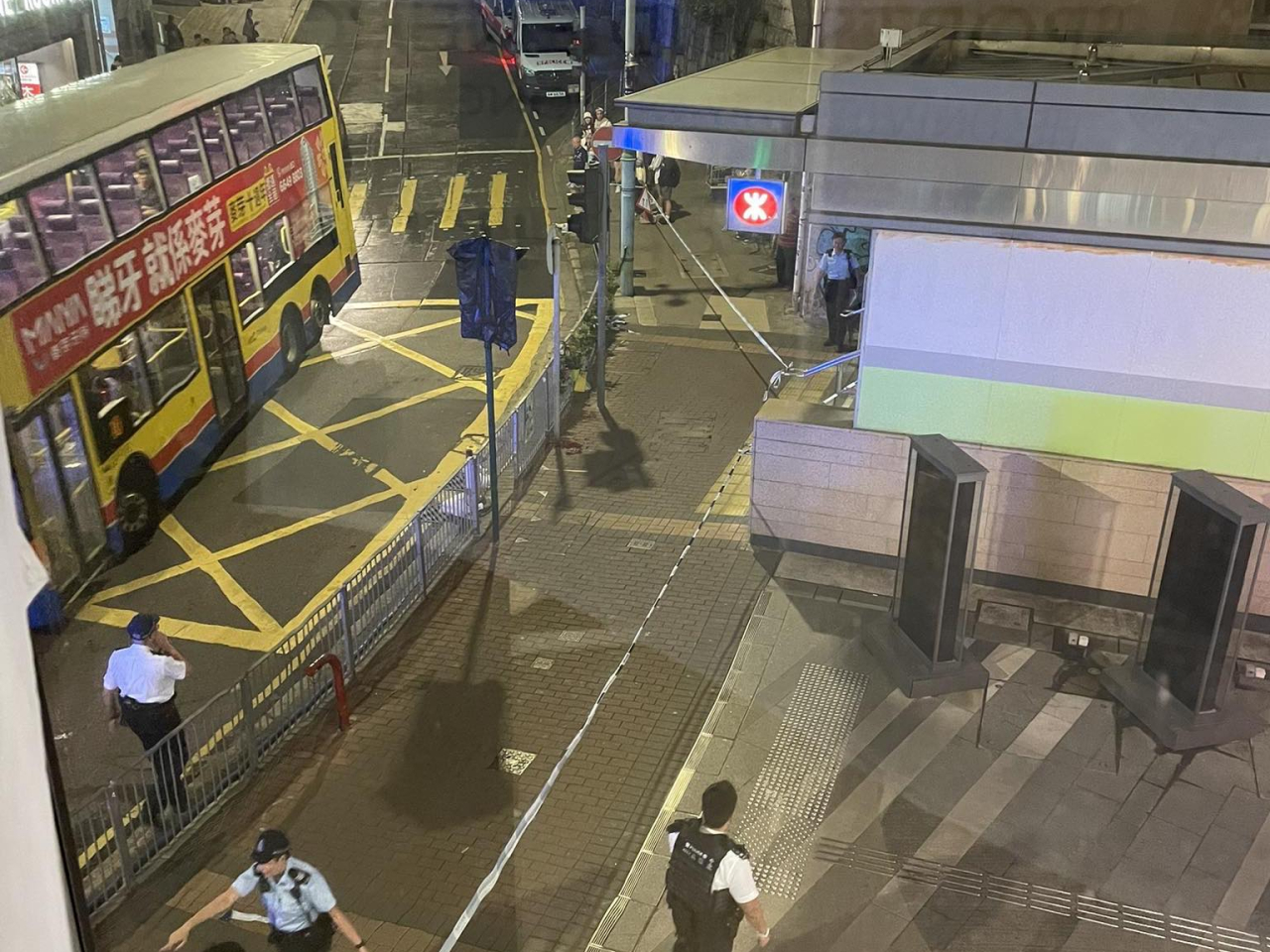 西環發生傷人案，香港大學站B1出入口暫時關閉。（網上圖片）