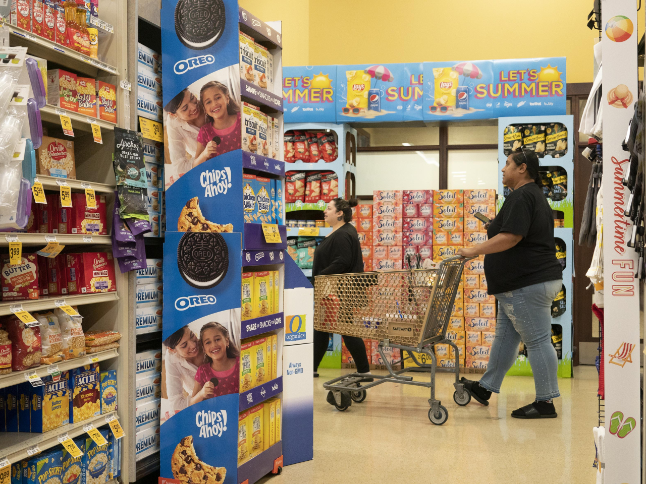 世界大型企業研究會數據顯示，美國10月消費者信心指數跌至94.6，仍高過預期。（新華社資料圖片）