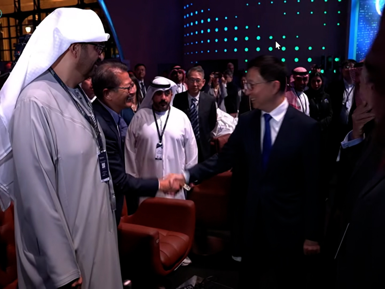 韓正與陳茂波握手。（直播截圖）