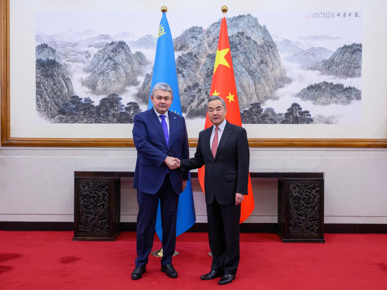 王毅在北京同科舍爾巴耶夫會談。(新華社)