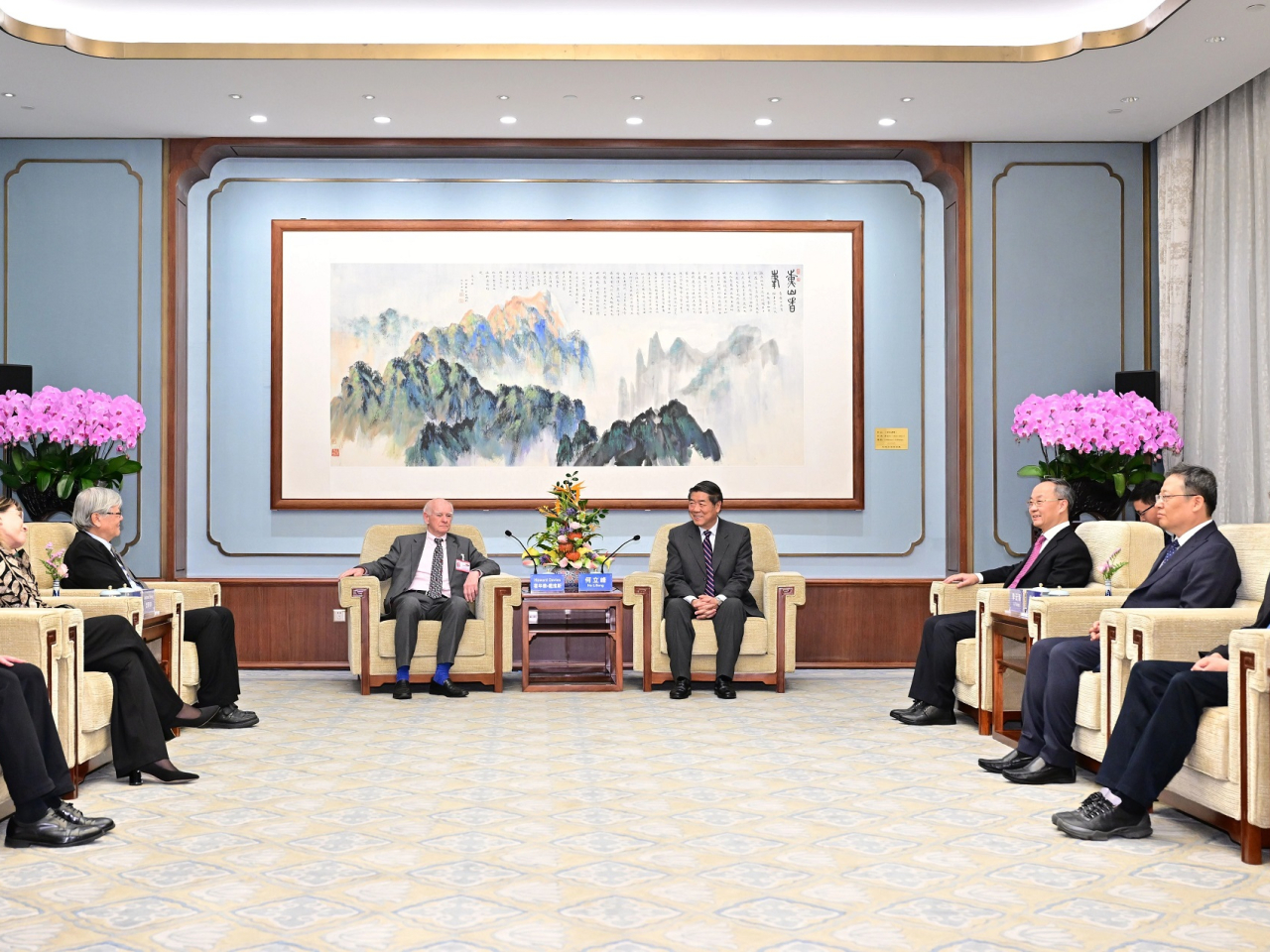 何立峰在釣魚台國賓館會見金融監管總局國際諮詢委員會委員。(新華社)