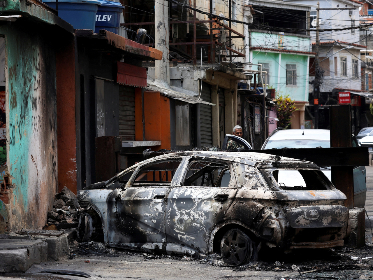 行動中有汽車被燒毀。（路透社）