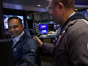 美股3大指數持續創新高，Nvidia及蘋果股價亦破頂，收市時市值分別迫近5萬億及4萬億美元。（路透社資料圖片）