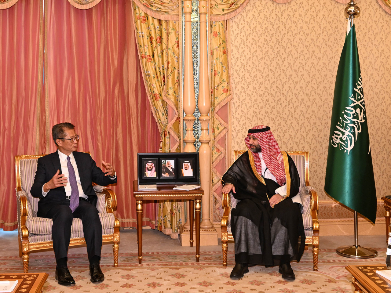 陳茂波(左)與沙特阿拉伯副財政大臣Abdulmuhsen bin Saad Alkhalaf(右)會面。