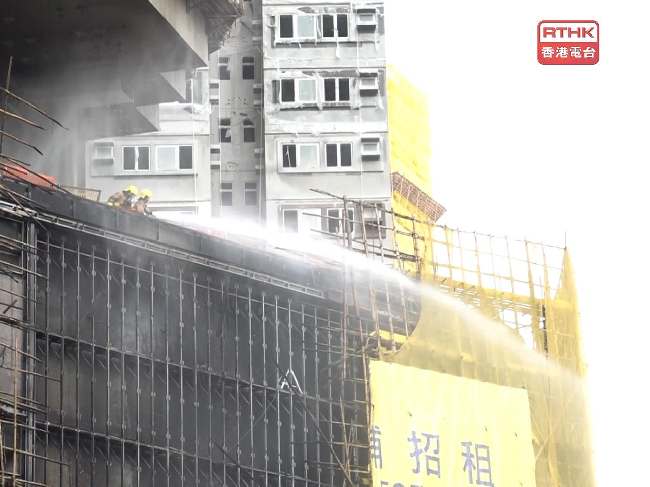 啟德一個地盤的棚架起火，消防接報到場灌救。（陳菀禧攝）