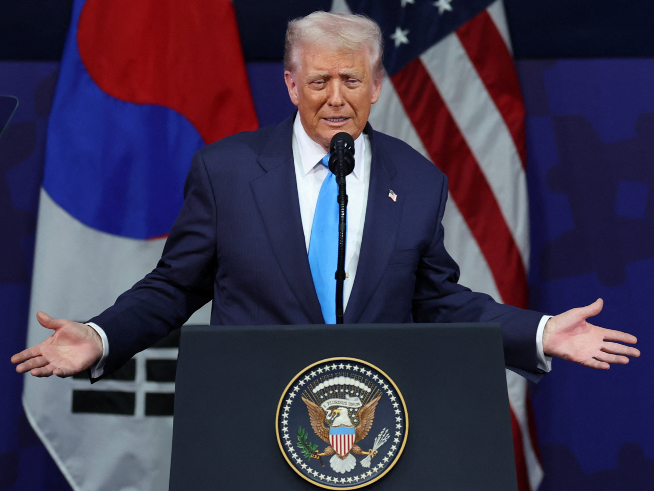 特朗普出席亞太經合組織工商領導人峰會午餐會並發表主旨演講。(路透社)