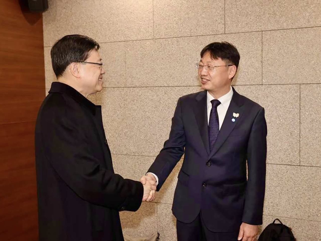 APEC籌委會代表Yoon Ji-wan(右)專程赴機場迎接李家超。(李家超社交網站圖片)