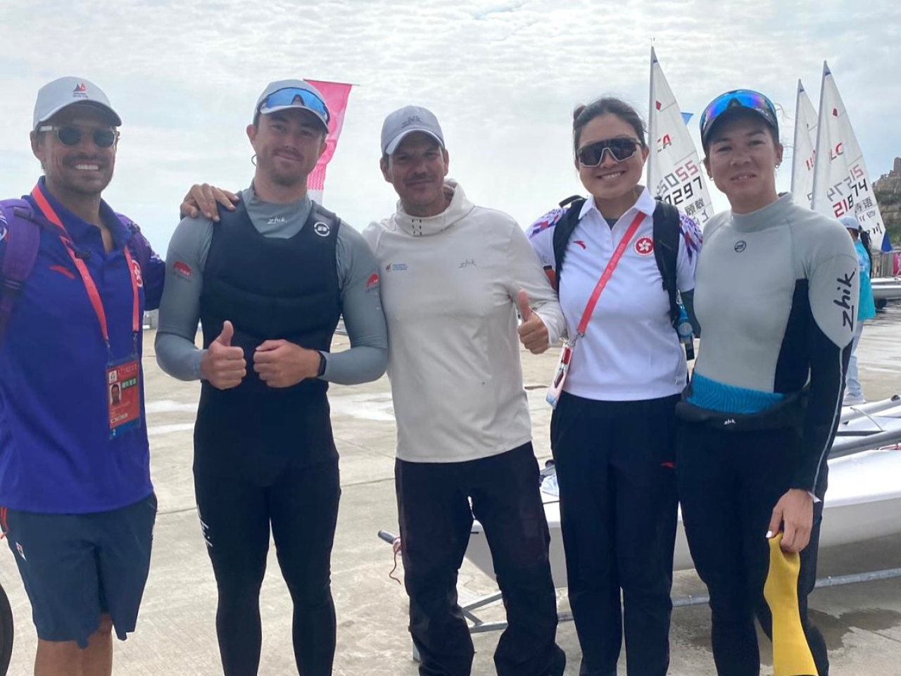 貝俊龍(左二)賽前於首十輪表現穩定,多場都取得第2至第5名成績。(中國香港帆船運動總會)