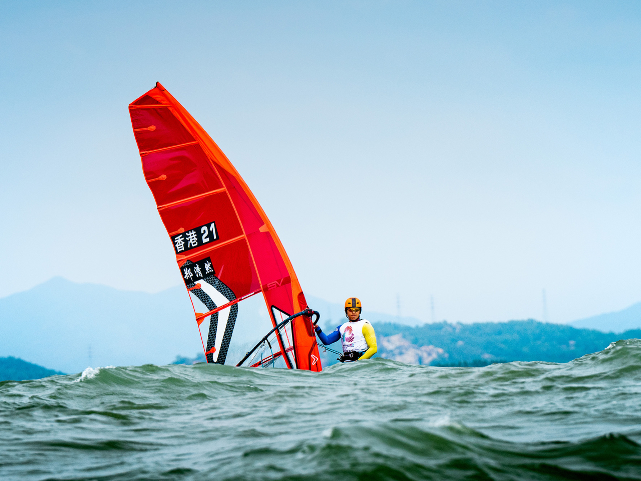 鄭清然以次名衝線，躋身明日舉行的獎牌賽決賽。（中國香港滑浪風帆會提供）