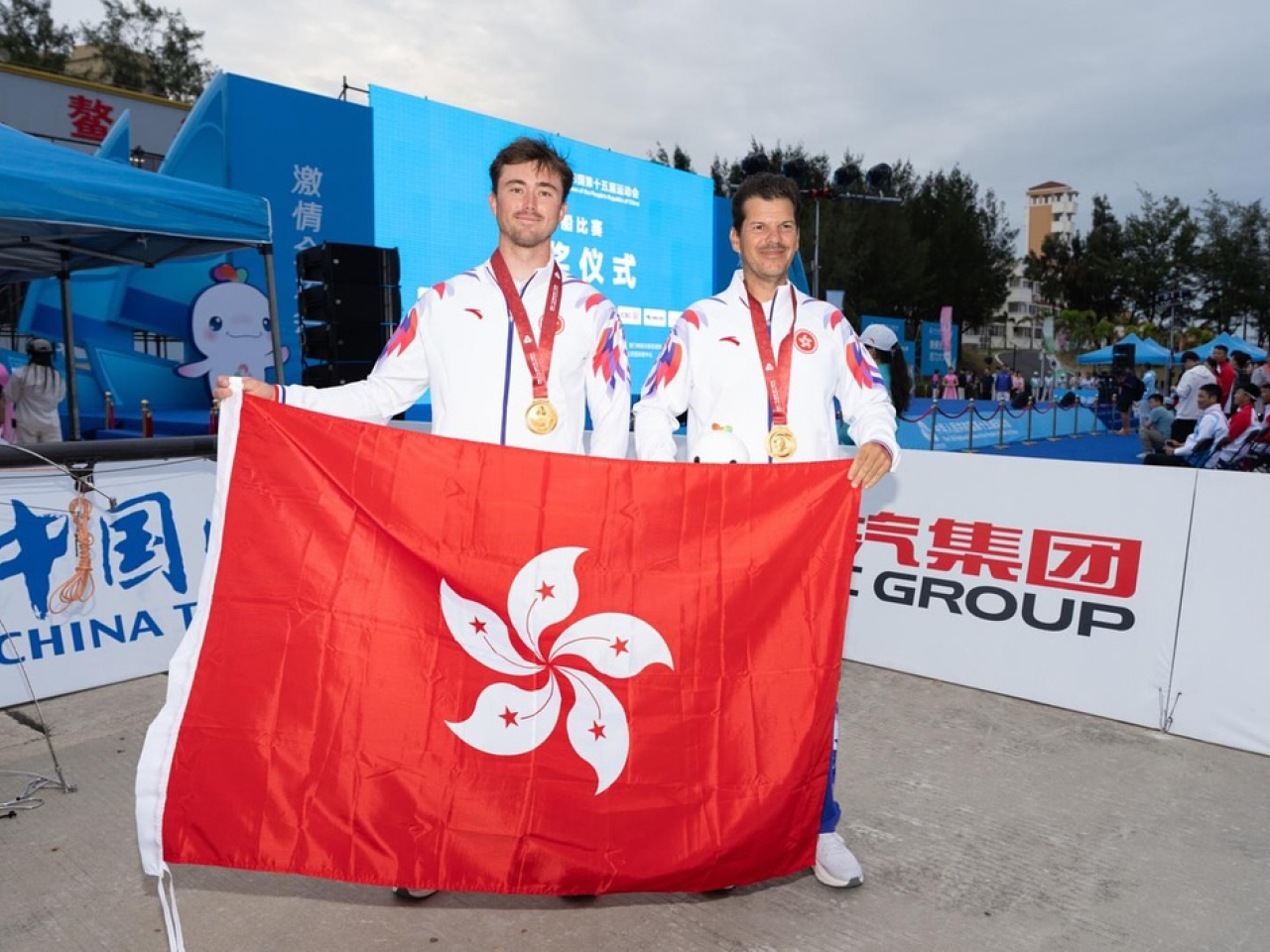 總教練Harris Tsolis（右）接受本台訪問時表示，整個團隊都感到興奮，他對貝俊龍（左）付出的努力感到自豪。（中國香港滑浪風帆會社交網站）