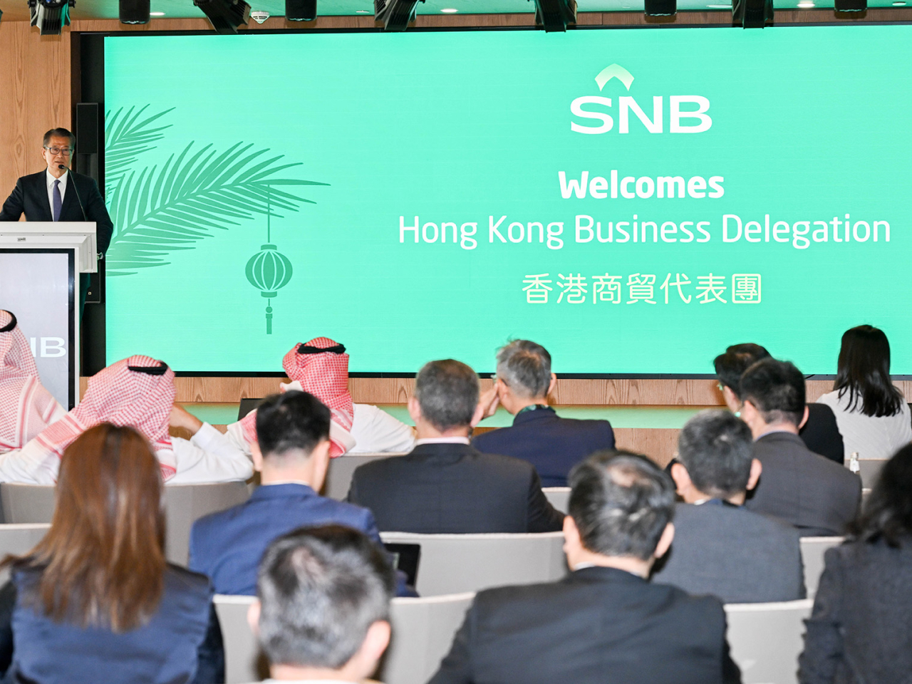 陳茂波與沙特國家銀行代表進行交流。（政府新聞處）