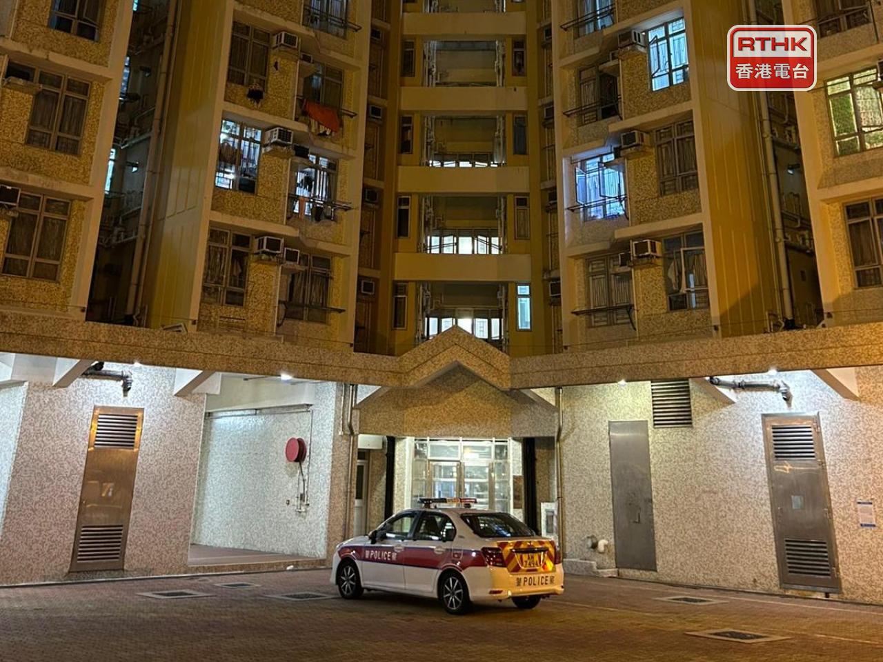 有警車在現場戒備。（施華駿攝）