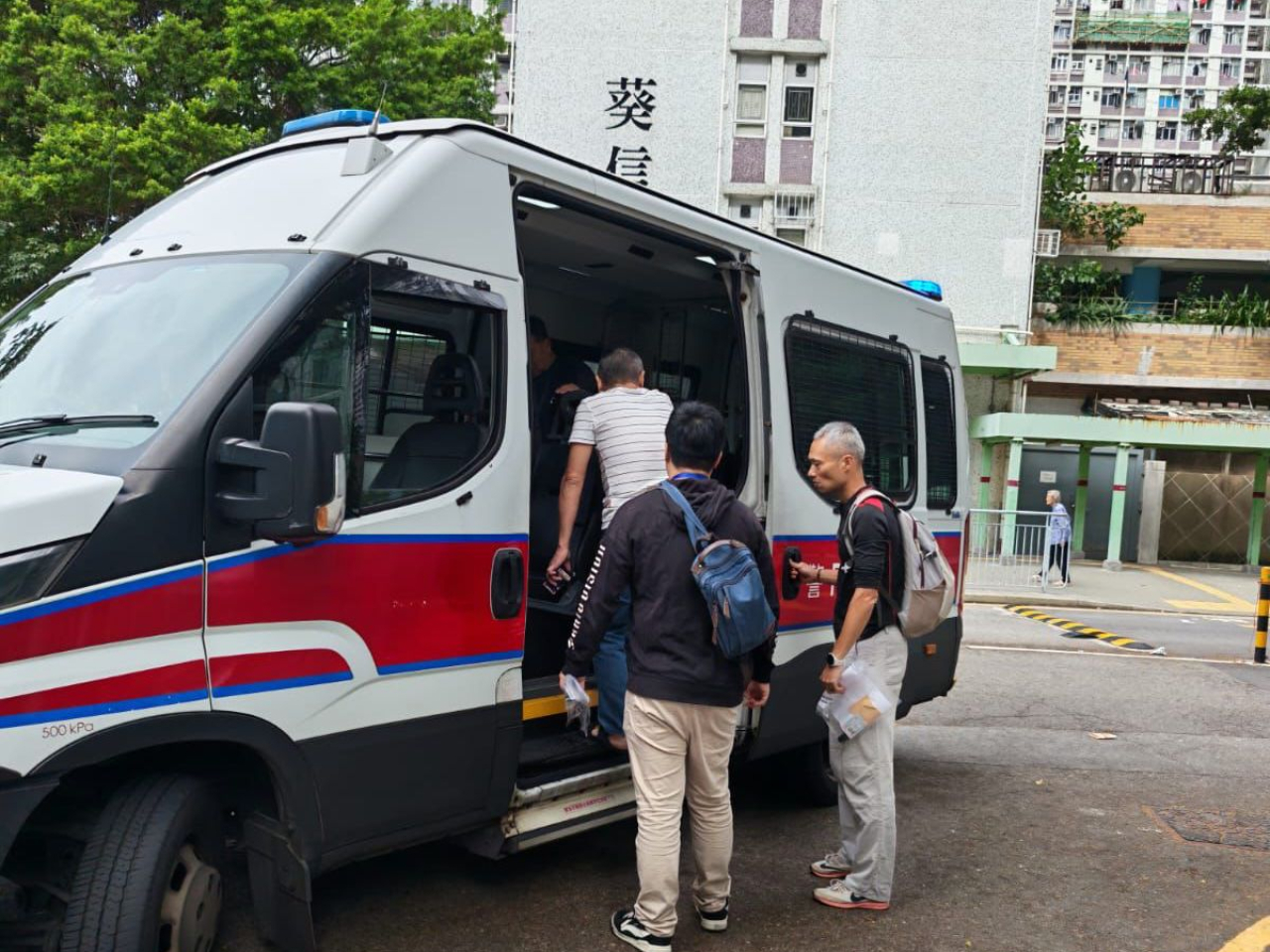 行動中拘捕4名本地男子，涉嫌在賭場以外任何場所或在街道上進行賭博。（警方提供）