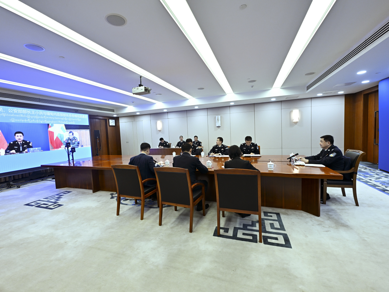 王小洪同緬甸內政部部長吞吞楠視頻通話。（新華社）