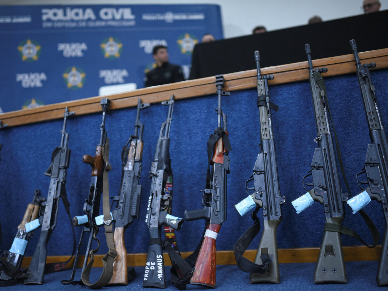 警方說，行動中繳獲大批槍械。（路透社）