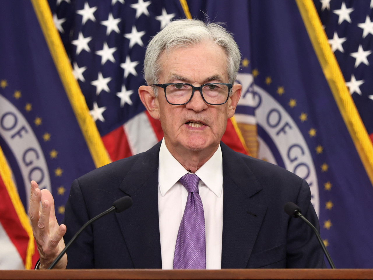 鮑威爾表示,12月會議政策走向有高度不確定,又形容猶如在霧中開車,需要減速。(路透社)