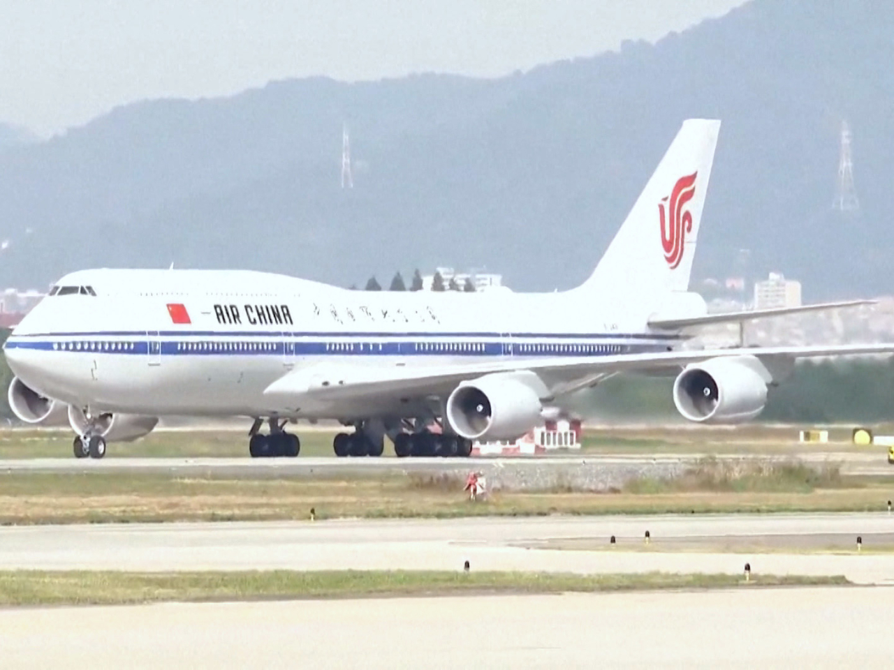 習近平乘坐專機，由北京飛抵南韓慶州。（央視）