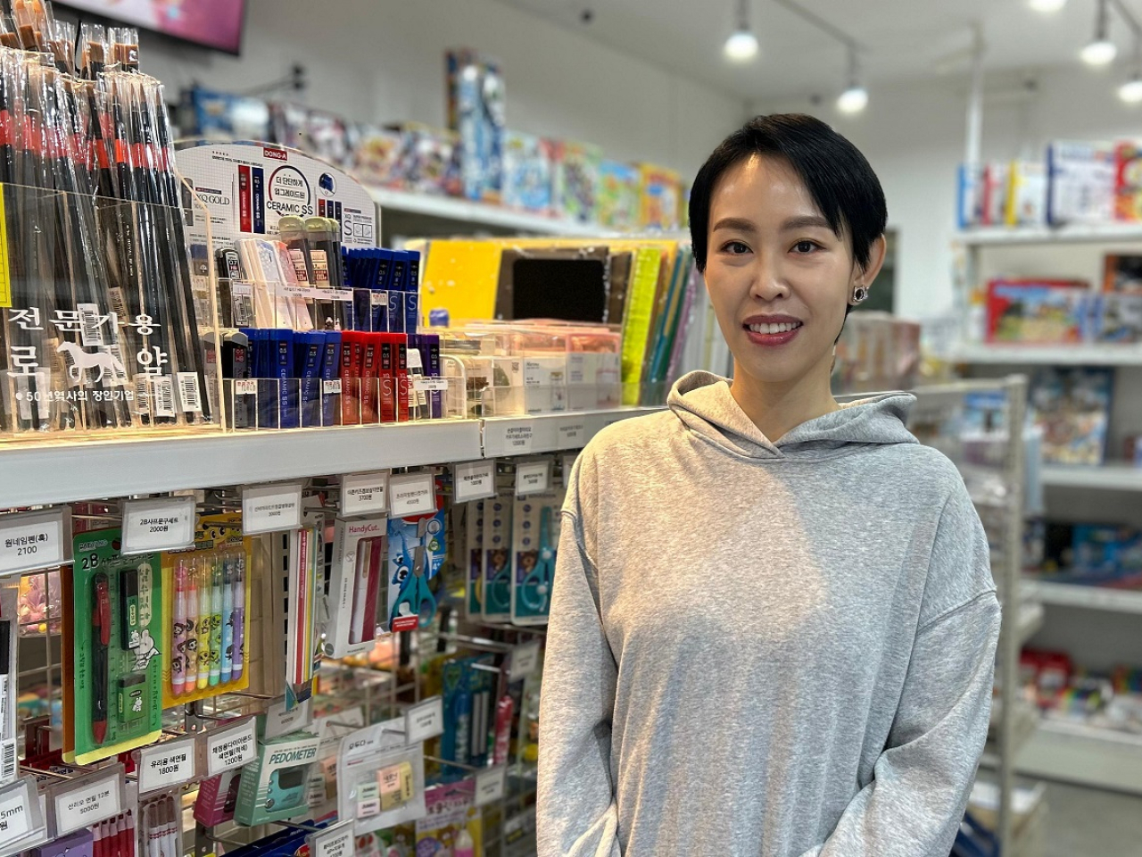 鄭康婷說，開業之初試過有人剪開自助付款機的鎖頭偷錢。（林漢山攝）