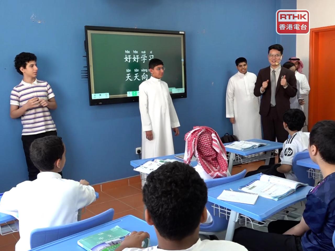 沙特阿拉伯公立中學有學生表示，學中文很有趣，形容中文是未來的語言。(麥偉康攝）