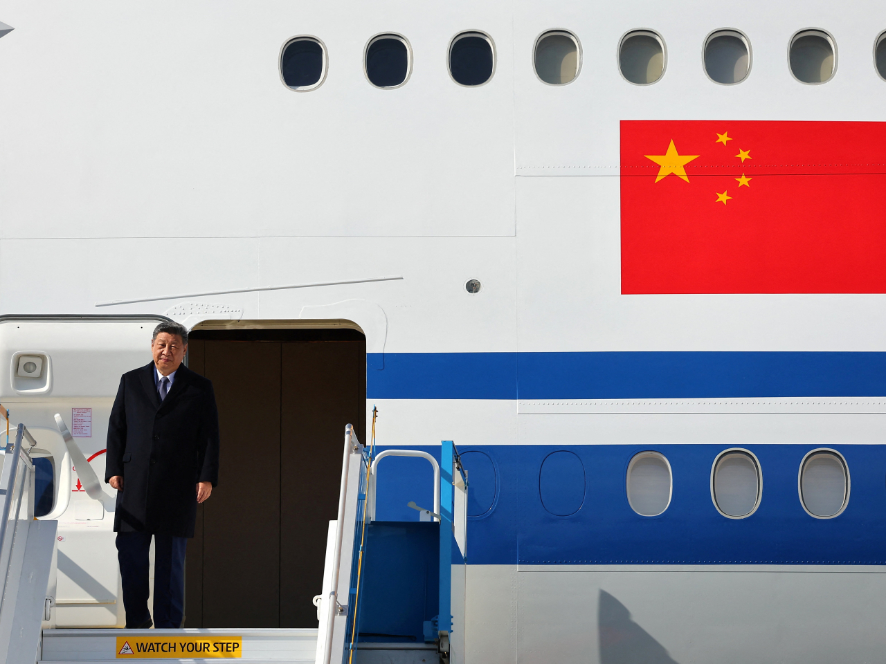 習近平乘坐專機抵達南韓釜山。(路透社)