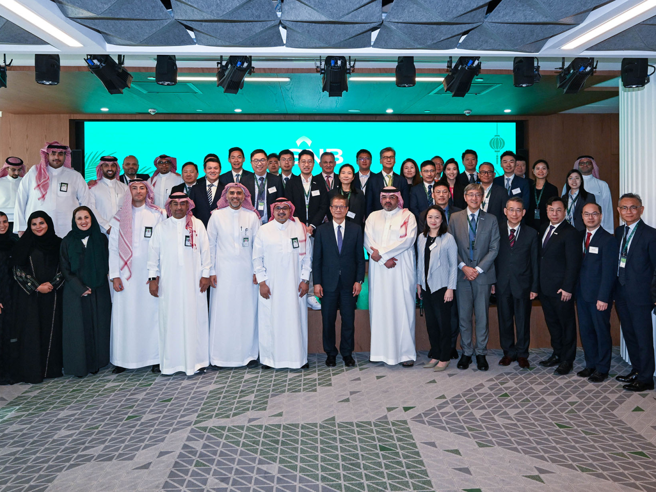 陳茂波與沙特國家銀行代表合照。（政府新聞處）