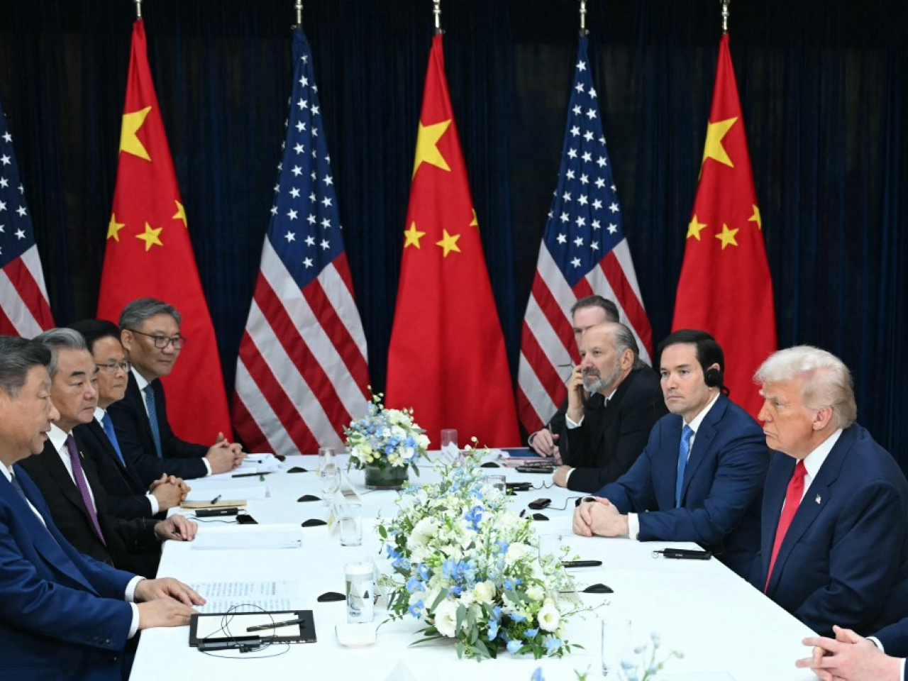 習近平在釜山金海國際機場貴賓室會見廳，與特朗普舉行會晤。（法新社）