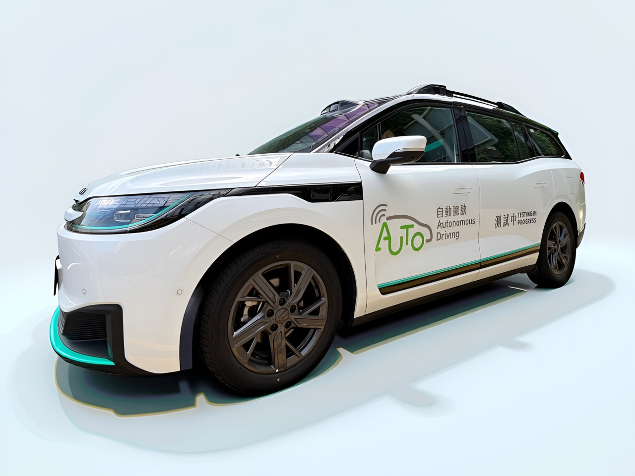 所有先導自動駕駛車輛（自動車）需於車身展示先導自動車標籤，以助其他道路使用者識別。（政府新聞處）