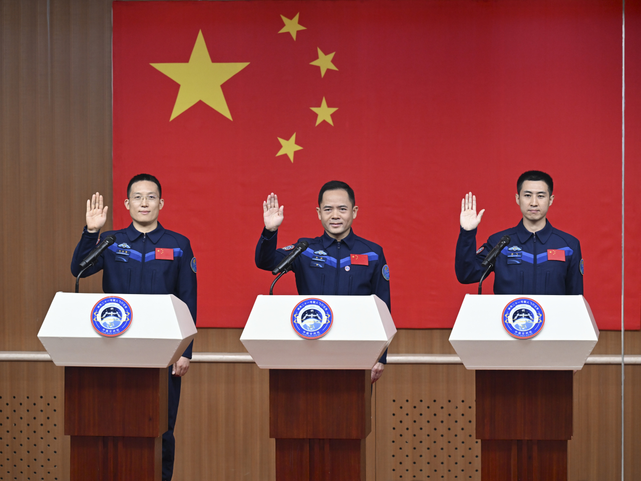 神舟二十一號航天員張陸（中）、武飛（右）、張洪章。（新華社）