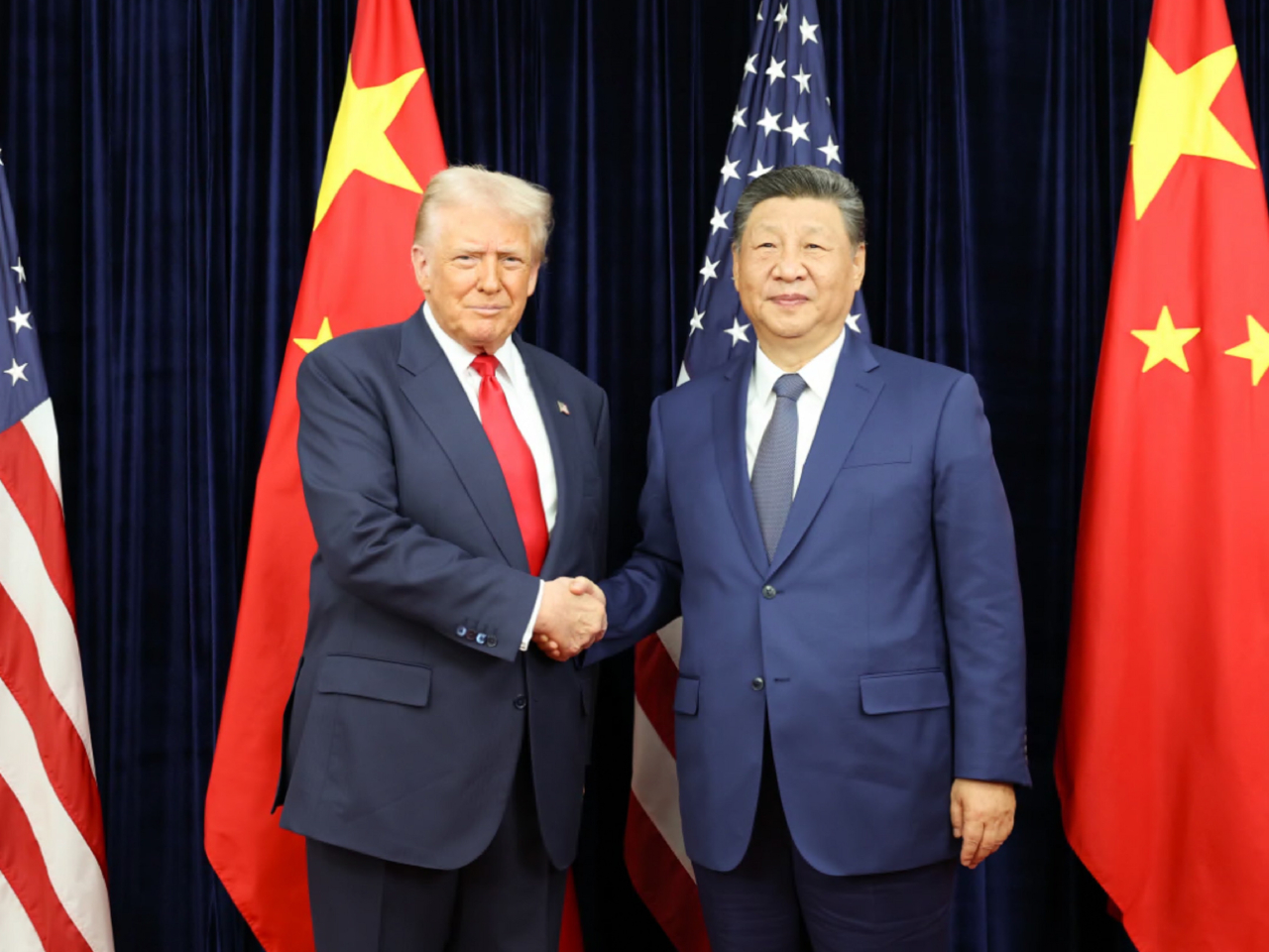 習近平與特朗普會晤時表示，經貿應繼續成為中美關係的壓艙石及推進器，而不是絆腳石和衝突點。（新華社）