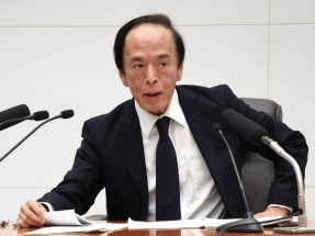 植田和男希望用更多時間觀察關稅對日本經濟的影響，特別關注汽車行業薪酬談判。（法新社）