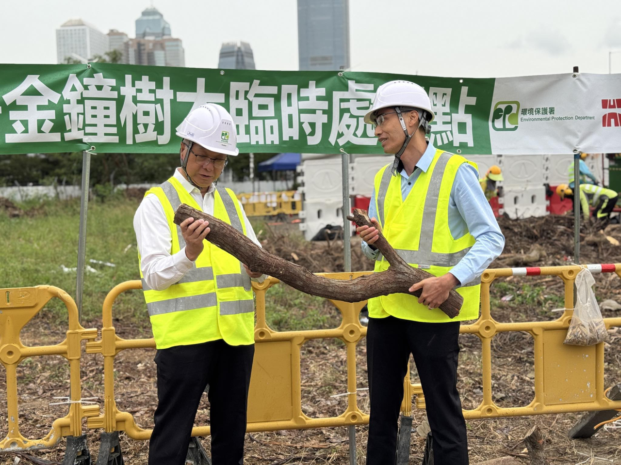 環保署說，共接收超過570公噸塌樹物料，當中篩選出約410公噸物料適合回收再造。（環境及生態局社交網站）