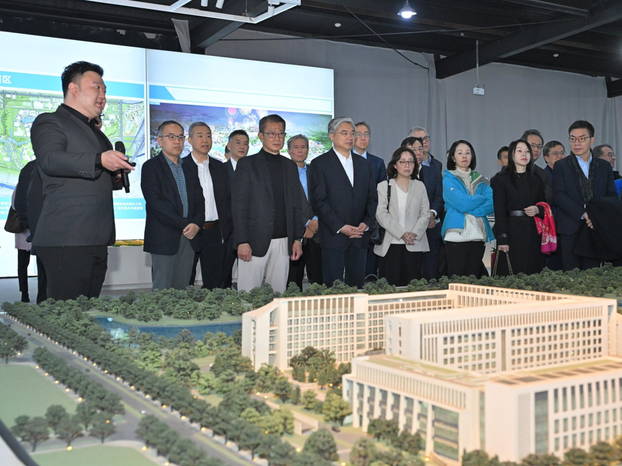 代表團參觀了北京朝陽區亮馬河及城市副中心大運河的文旅項目。(發展局社交網站)