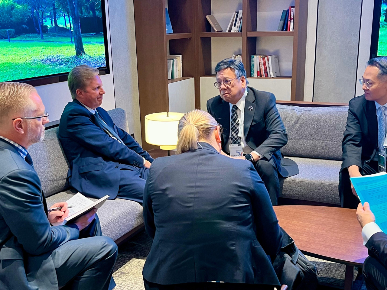 丘應樺(右2)與新西蘭貿易及投資部長Todd McClay(左二)會面,就雙方關注的議題交換意見。(政府新聞處)